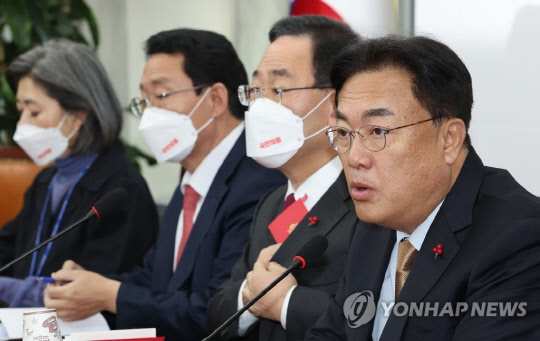 주호영 국민의힘 원내대표(왼쪽 세번째)와 정진석 비상대책위원장이 19일 서울 여의도 국회에서 열린 비상대책위원회의에서 나란히 발언하고 있다. [연합뉴스]